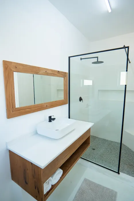 Bathroom facilities in a Barra Cabanas beach house