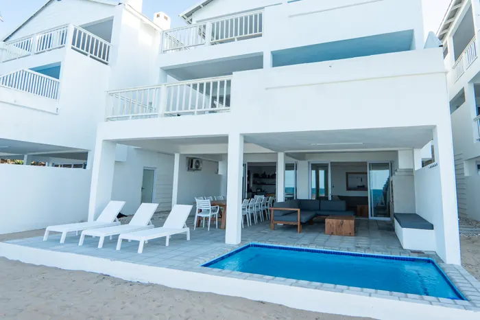 Tropical garden setting at Barra Cabanas beachfront accommodation